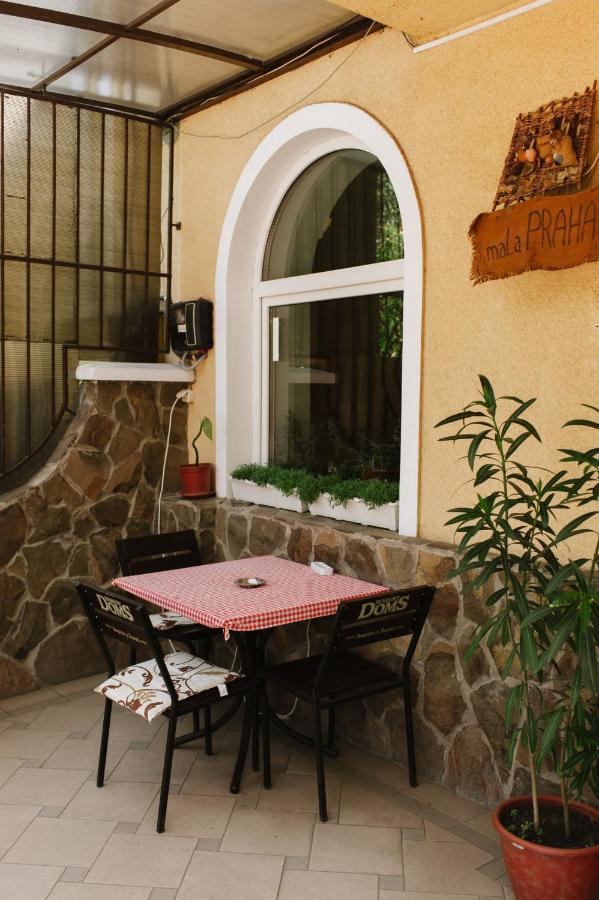 Mala Praha Hotel Uzhhorod Exterior photo