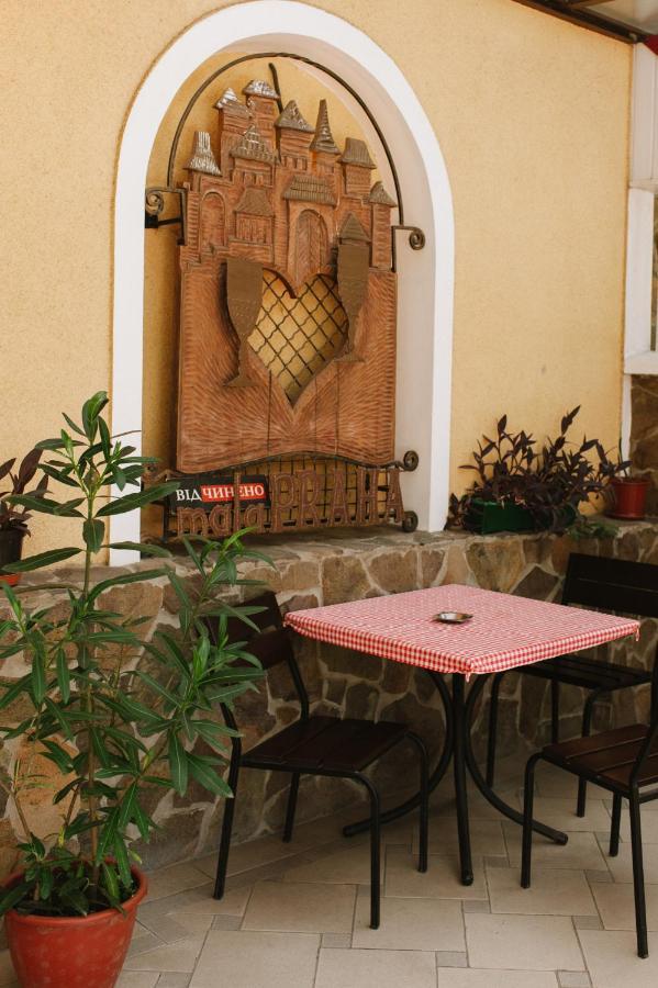 Mala Praha Hotel Uzhhorod Exterior photo